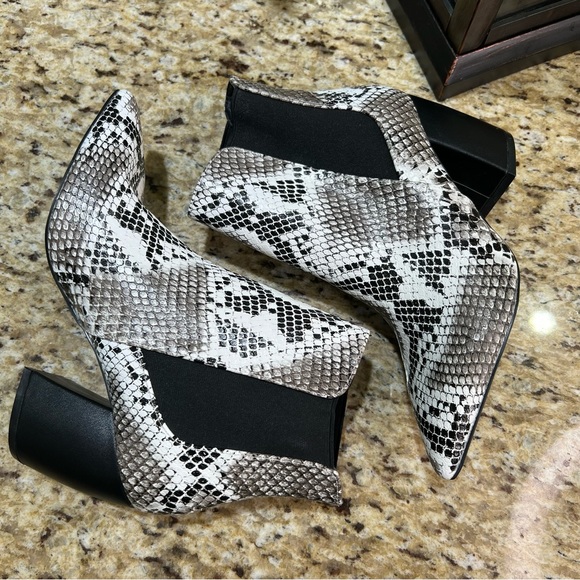 Lulu’s Snake Print Textured Pointed Toe Block Faux Leather Heel Boots 6 NWOT - Picture 6 of 11